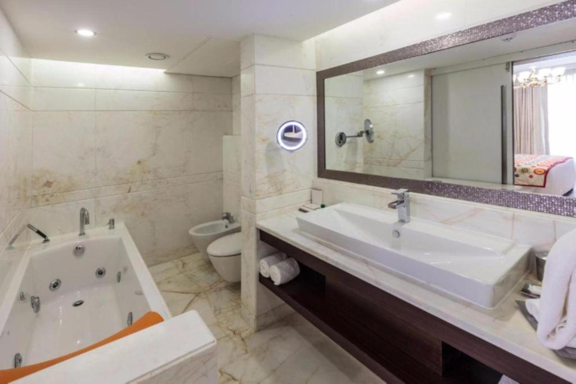 Hotel Seven Inn Near Delhi Airport Нью-Дели Экстерьер фото